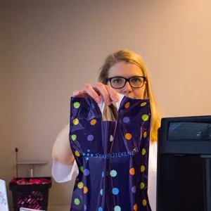 En person som bruker briller