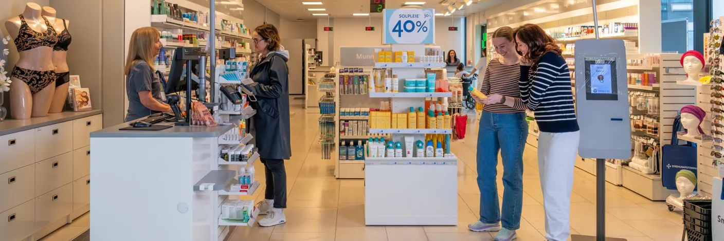 En gruppe personer i en butikk