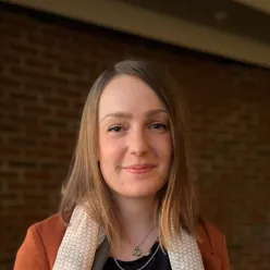 En kvinne som smiler til kameraet